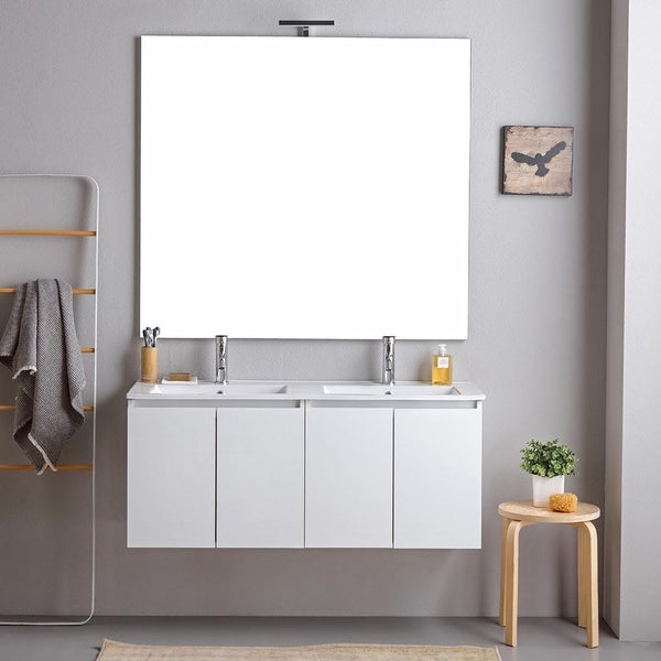Weißer Doppelwaschtisch mit zwei Becken, wandhängendem Unterschrank, großem Spiegel und LED-Leuchte in modernem Badezimmer.