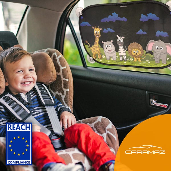 Autoinnenraum mit Kind im Kindersitz und Sonnenschutz mit Tiermotiven am Fenster, befestigt mit Saugnäpfen, REACH konform, Caramaz Logo.
