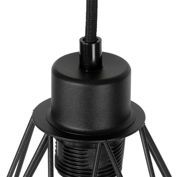 Detail einer schwarzen Pendelleuchte mit Fassung