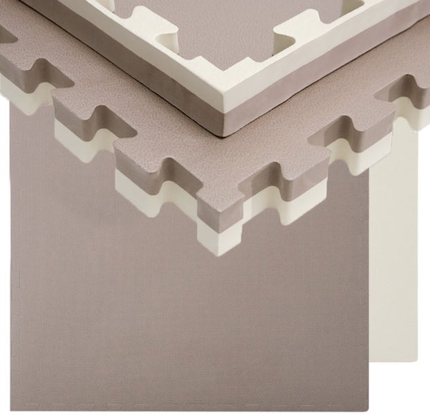 Set aus quadratischen Steckmatten aus Schaumstoff mit Puzzleverzahnung für den Bodenbelag.