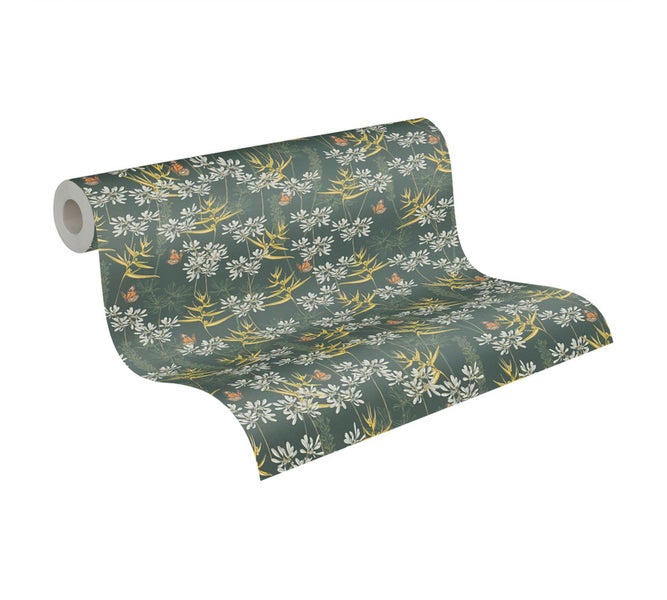 Dekoratives Zimmer mit gemusterter Tapete, Wandregal und dekorativen Objekten