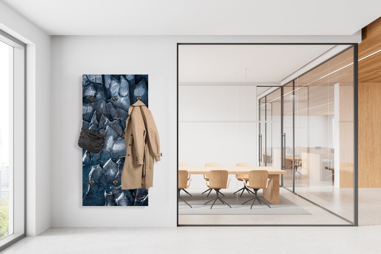 Garderobenpaneel mit Jacke und Tasche in einem Büro