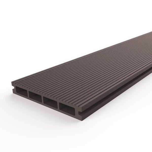 Braune WPC-Terrassendiele mit geriffelter Oberfläche und Hohlkammerprofil.