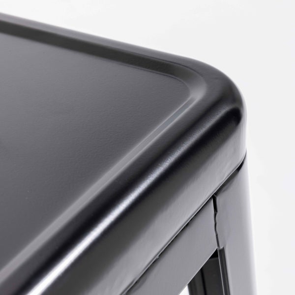 Schwarzer Barhocker aus Metall im industriellen Stil mit quadratischer Sitzfläche und Fußstütze.