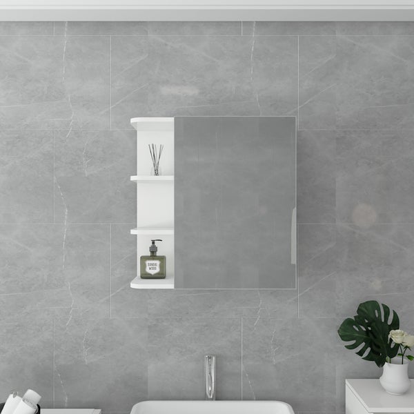 Badezimmer mit Spiegelschrank und Waschbecken