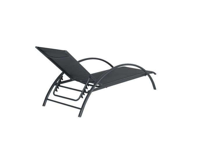 Sonnenliege mit dunkelgrauem Metallgestell und Textilbespannung, verstellbare Rückenlehne und geschwungene Armlehnen.