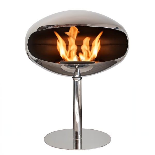Freistehender Design-Ethanolkamin in ovaler Form aus poliertem Edelstahl mit brennender Flamme.