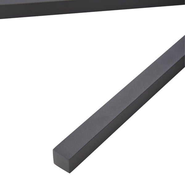 Detailansicht eines schwarzen Metallstabs mit quadratischem Profil und matter Oberfläche.