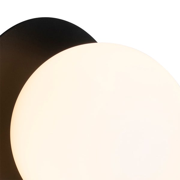 Technische Zeichnung einer Wandleuchte mit den Maßen 10 cm Höhe, 7,5 cm Lampenschirmdurchmesser und 11,7 cm Gesamttiefe.