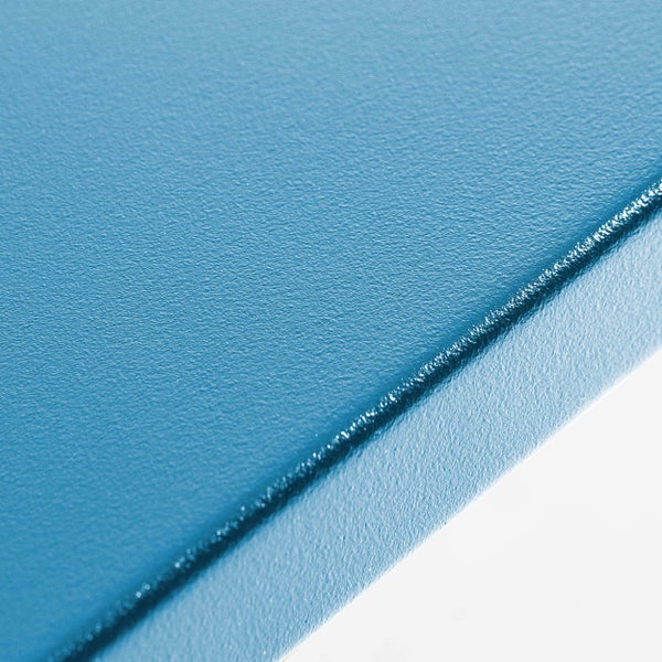 Blauer Möbelfuß aus Metall mit strukturierter Oberfläche und schwarzem Bodengleiter.