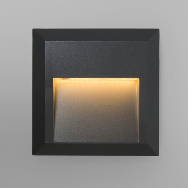 Quadratische LED-Wandaußenleuchte in Anthrazit mit warmweißem, nach unten gerichtetem Licht.