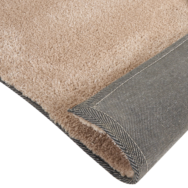 Nahaufnahme eines Hochflor-Teppichs mit flauschiger Oberfläche und strukturierter Textilrückseite.