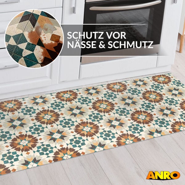 Küchenläufer mit geometrischem Sternmuster vor einer Küchenzeile bietet Schutz vor Nässe und Schmutz. ANRO Logo.