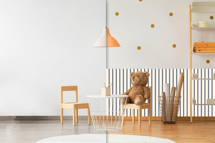 Helles Kinderzimmer mit Tisch, Stuhl und Teddybär