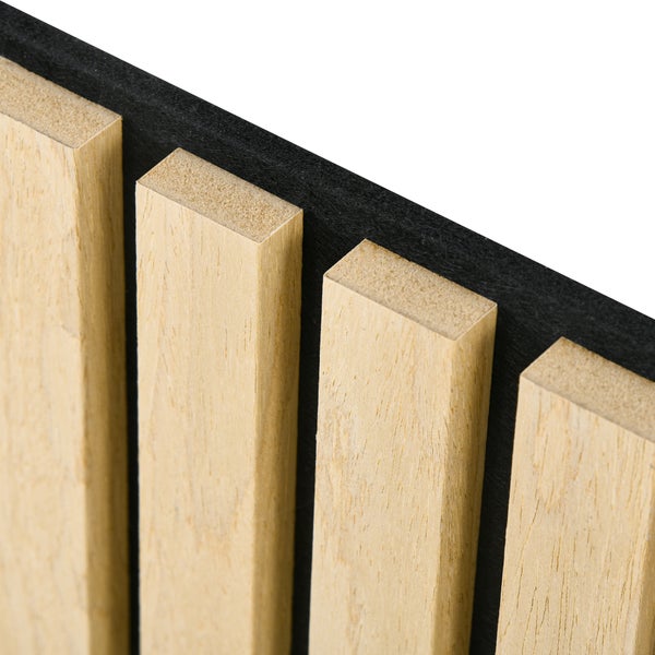 Akustikpaneel mit Holzlamellen auf einer Filzrückseite zur Schalldämmung und Wandgestaltung.