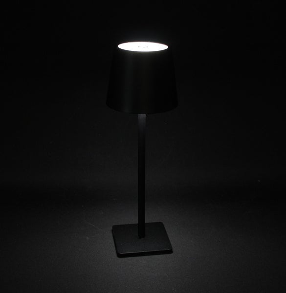 Moderne LED Tischleuchte mit schlichtem Lampenschirm und quadratischem Fuß in einer dunklen Ausführung