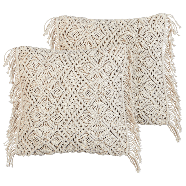 Zwei Kissen mit Makramee und Fransen