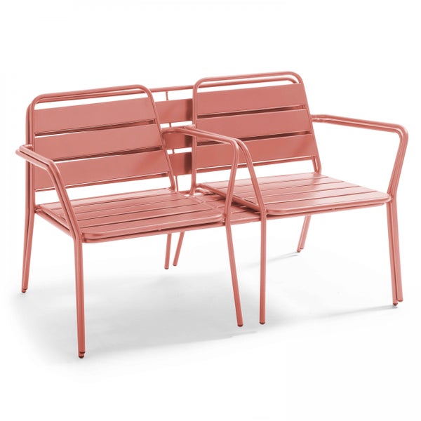 Zweisitzige Gartenbank aus Metall mit Armlehnen und Sitzfläche im Latten-Design.