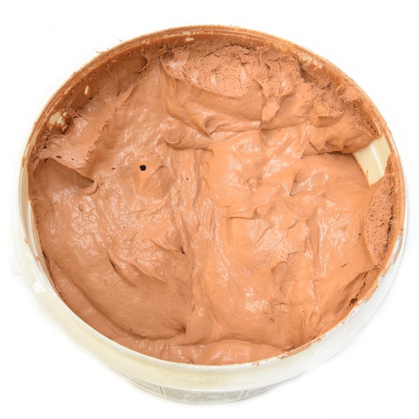 Offener Eimer mit Spachtelmasse