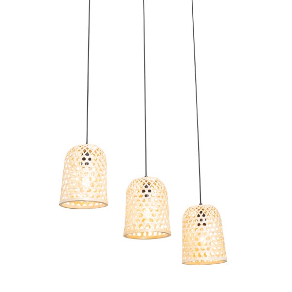 Dreiflammige Hängeleuchte mit Lampenschirmen aus Rattan