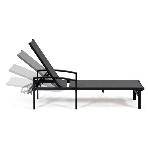 Schwarze Gartenliege mit mehrfach verstellbarer Rückenlehne, Metallgestell und Textilbespannung.