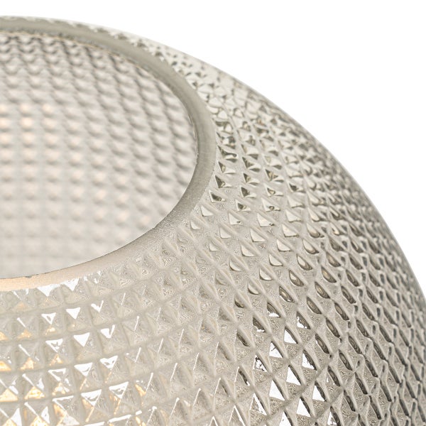 Nahaufnahme einer Glasleuchte mit Rautenmuster