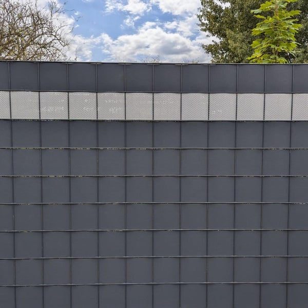 Sichtschutzzaun aus Kunststoff und Metall