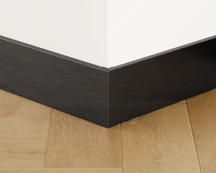 Ecke mit Sockelleiste auf Holzboden