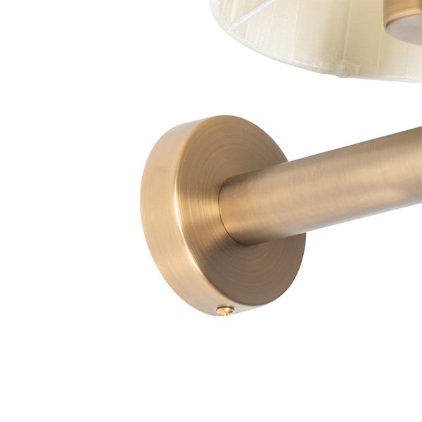 Detailaufnahme einer Wandleuchte mit Lampenschirm.