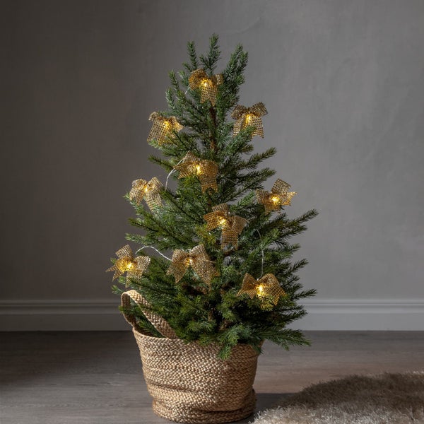 Dekorierter Mini-Weihnachtsbaum im Korb