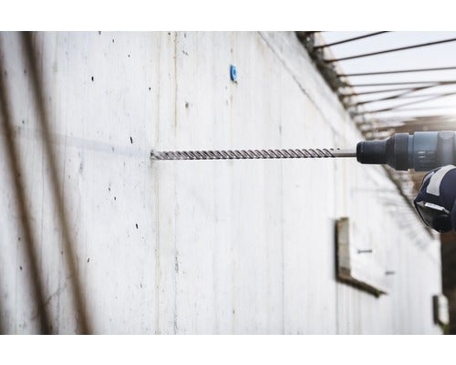Bohren mit einer Bohrmaschine in eine Betonwand