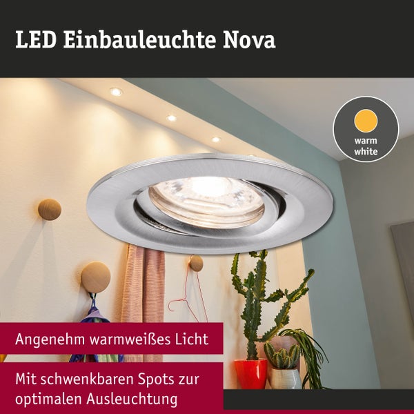 LED-Einbauleuchte Nova, schwenkbarer Spot aus gebürstetem Metall für warmweißes Licht, installiert in einer hellen, organisierten Inneneinrichtung.