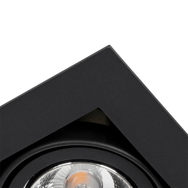 Nahaufnahme eines schwarzen, quadratischen Einbaustrahlers aus Metall mit runder Lichtquelle.