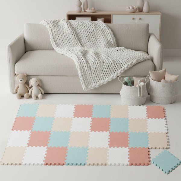Helle, organisierte Kinderspielecke mit einer weichen Puzzlematte aus Schaumstoff im Schachbrettmuster vor einem Sofa mit Kuscheltieren.