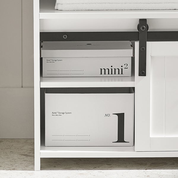 Weißes Badezimmerregal mit Aufbewahrungsboxen