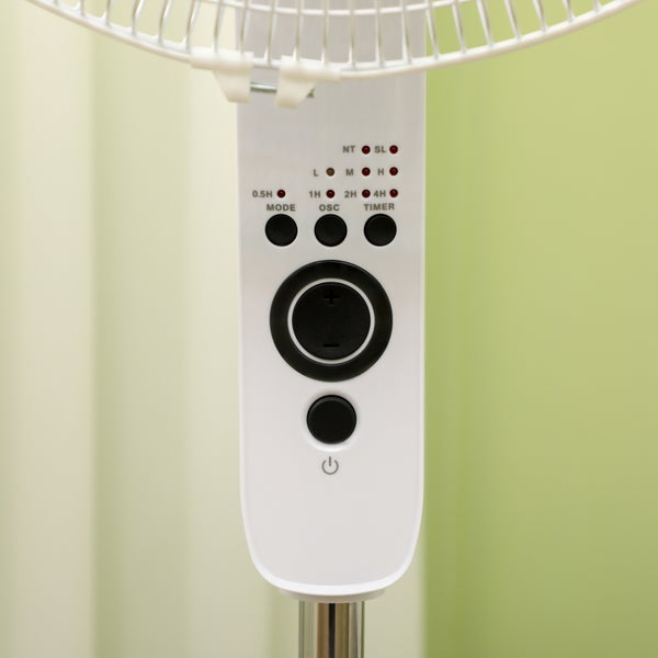 Bedienfeld eines Standventilators mit Tasten für Modus, Oszillation, Timer und Geschwindigkeit.