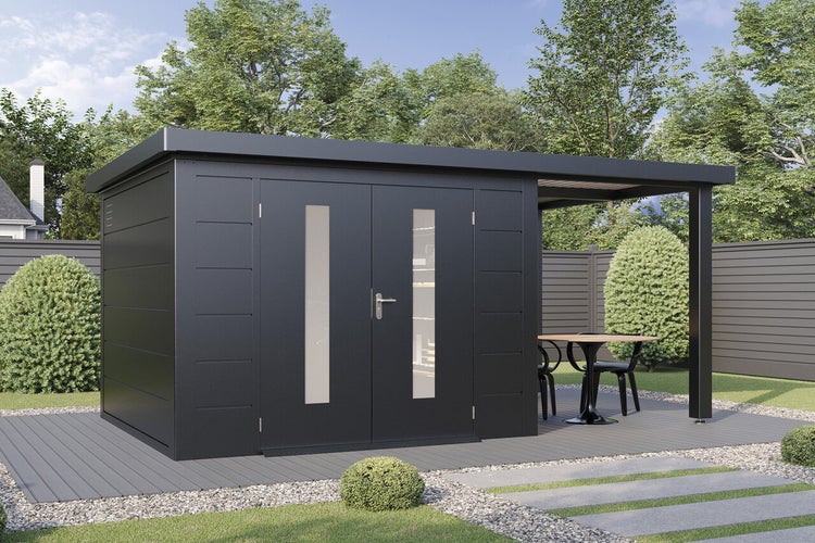 Modernes Gartenhaus aus Metall mit Doppeltür und integriertem Terrassendach auf einer Holzterrasse im Garten.