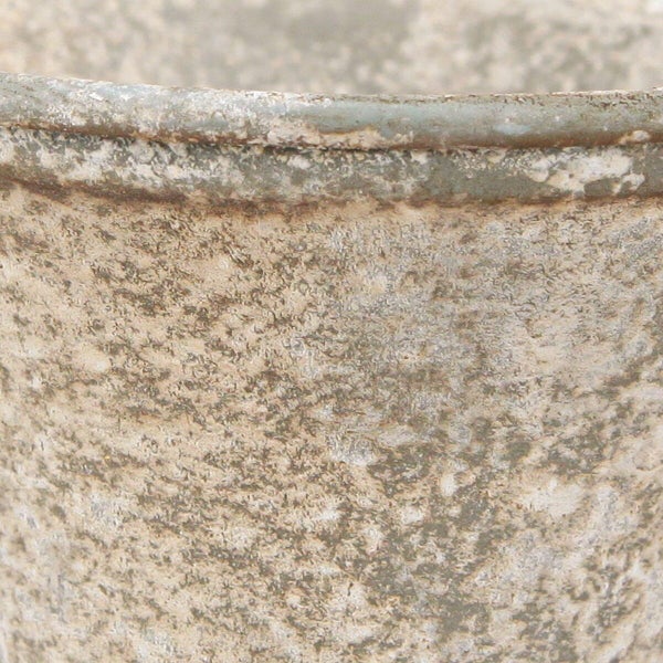 Detailansicht eines rustikalen Pflanzgefäßes aus Zink mit Vintage Oberflächenstruktur