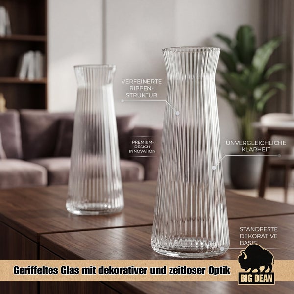 Zwei transparente Glasvasen mit geriffelter Rippenstruktur auf einem Holztisch, Big Dean Logo.