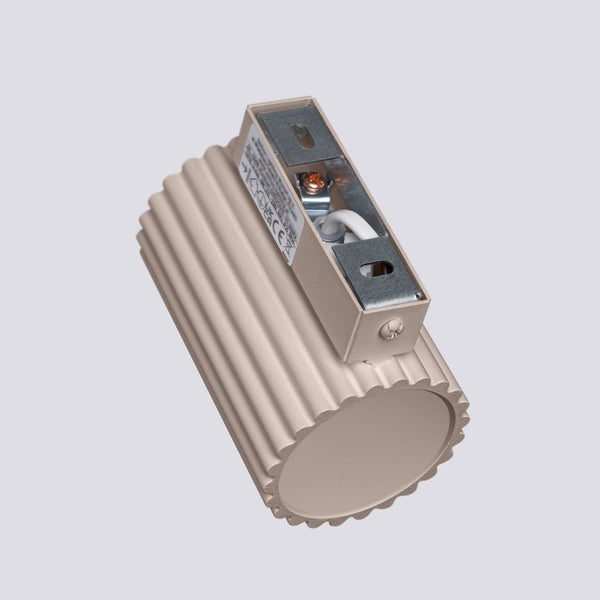 Zylinderförmige Wandleuchte mit gerippter Oberfläche