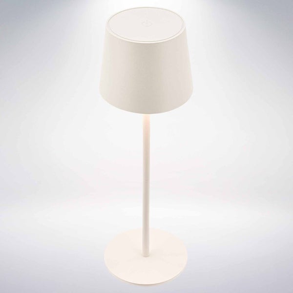 Weiße Tischleuchte, kabellos, mit rundem Fuß und konischem Schirm, Einschaltknopf auf der Oberseite.