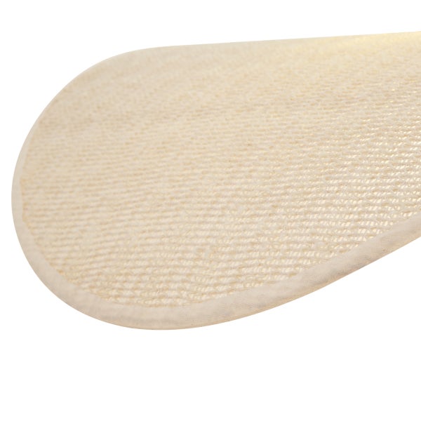 Ein runder Massagehandschuh oder Massagepad aus Sisal mit Stoffrand zur Körperpflege für die Anwendung unter der Dusche oder im Bad.