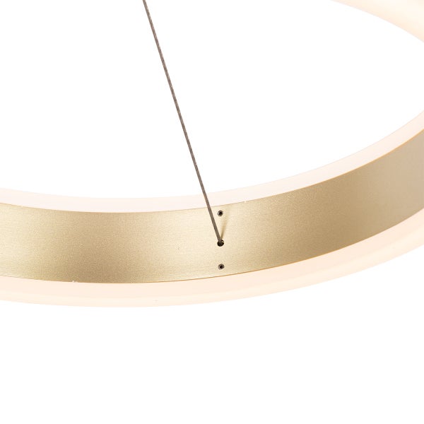 Detailaufnahme einer runden Hängeleuchte mit Aufhängungsdraht.