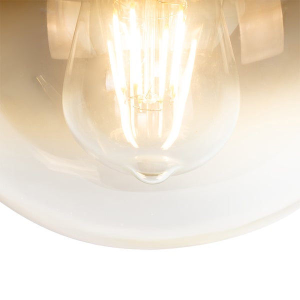 Nahaufnahme einer Lampe mit klarem Glasgehäuse und Glühfaden