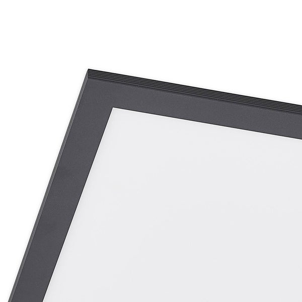 Detailansicht der Ecke eines LED-Panels mit dunkelgrauem Rahmen und geriffeltem Rand.