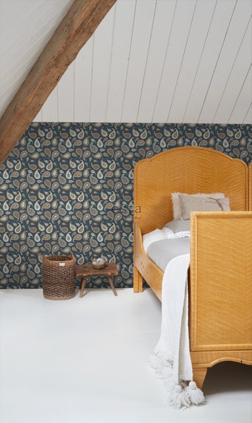 Schlafzimmer mit gemusterter Tapete, Holzbetttisch und Holzbalken