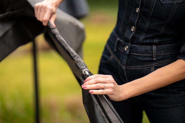 Detailansicht einer Person, die eine Schutzhülle montiert.