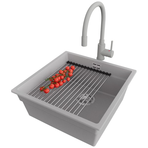 Küchenspüle mit Abtropfgitter, Armatur und Tomaten