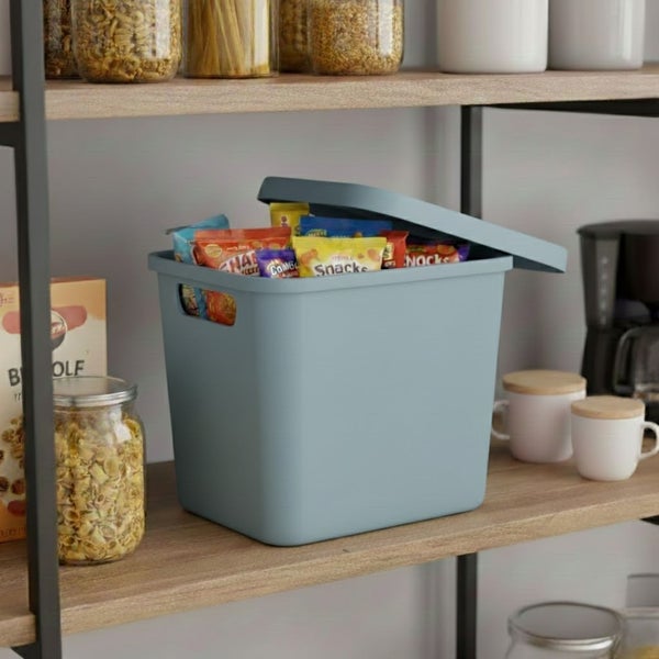 Regal mit blauer Aufbewahrungsbox gefüllt mit Snacks und Lebensmitteln in Gläsern