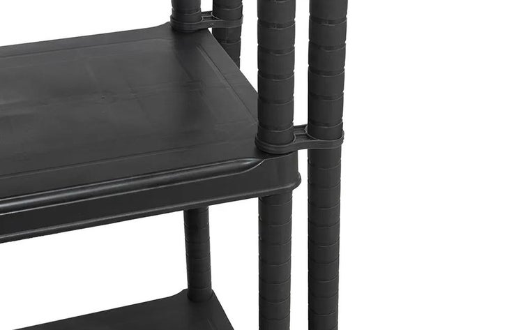 Nahaufnahme einer Verbindungsklammer für ein Kunststoff-Schwerlastregal zum Verbinden von zwei Regaleinheiten.